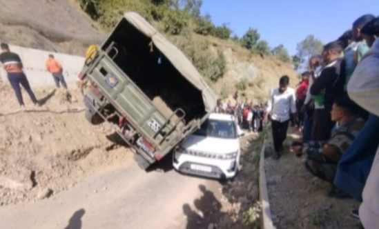 लोहाघाट : कार के ऊपर पलटा सेना का ट्रक, बाल बाल बचे कार सवार