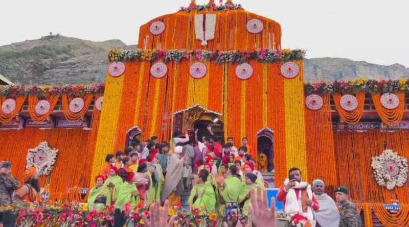 श्रद्धालुओं के लिए खुले बदरीनाथ धाम के कपाट, भक्तों का उमड़ा सैलाब, भक्तों पर हेलीकॉप्टर से हुई पुष्प वर्षा - चम्पावत ख़बर