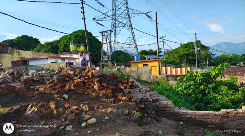 टनकपुर : निर्माणाधीन आयुष अस्पताल परिसर में बनी दीवार पर प्रशासन ने चलाया जेसीबी, स्थानीय लोगों से हुई नोंक-झोंक
