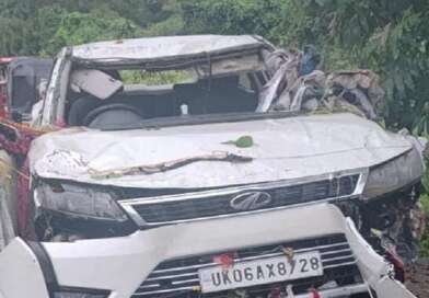 अनियंत्रित होकर नहर में गिरी कार, चार लोगों की मौत, तीन दिन पहले जन्मा मासूम भी डूबा