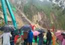 चम्पावत : एनएच पर स्वाला में आया भारी मलवा, चार घंटे से लगा है जाम, सैकड़ों वाहन फंसे, वीडियो व फोटो देखें…