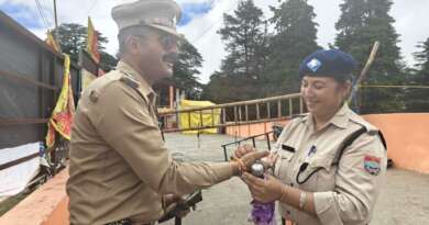 ऐतिहासिक देवीधुरा मेले में दिखी अनोखी मिसाल, पुलिस कर्मियों ने ड्यूटी के साथ निभाई राखी की परंपरा