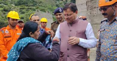 उत्तरकाशी: आपदा में फंसी महिला ने साड़ी का टुकड़ा फाड़कर सीएम धामी को बांधी राखी, हो गए भावुक, आपको भी भावुक कर देगा ये वीडियो…