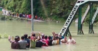 उत्तरकाशी के स्यानाचट्टी में यमुना में बनी झील में लोगों का प्रदर्शन, नारेबाजी कर लगाए गंभीर आरोप