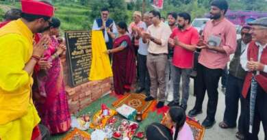 चम्पावत : पालिकाध्यक्ष प्रेमा पांडेय ने छतार में किया पैदल पुल एप्रोच रोड निर्माण कार्य का शिलान्यास