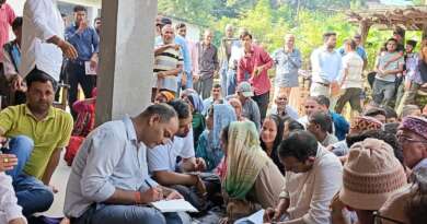 चम्पावत : मुख्यमंत्री के निर्देश पर सीमांत गांवों की समस्याएं सुनने पैदल पहुँचे जिलाधिकारी