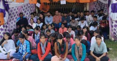 पीजी कक्षाएं शुरू किए जाने की मांग को लेकर छात्रों ने कॉलेज में की तालाबंदी