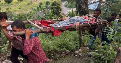 चम्पावत : सड़क के लिए तरस ग्रामीणों के लिए डोली ही सहारा