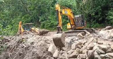 पूर्णागिरि धाम क्षेत्र में हनुमानचट्टी के समीप वैकल्पिक मार्ग बनाने में जुटा लोनिवि