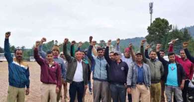 लोहाघाट: परिचालकों के विरुद्ध कार्यवाही के विरोध में पांच घंटे जाम रखे रोडवेज बसों के पहिये