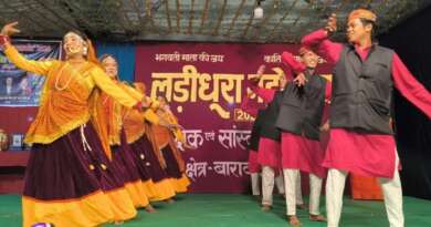 लड़ीधूरा महोत्सव : फौजी ललित मोहन जोशी व बेबी​ प्रियंका के गीतों देर रात तक झूमे लोग