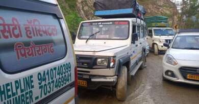 चम्पावत : स्वांला डेंजर जोन में मलवा आने से फिर लगा जाम, एंबुलेंस भी फंसी