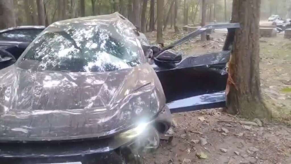 उत्तराखंड में पेड़ से टकराई कार, एक युवक की मौत, दो गंभीर रूप से घायल