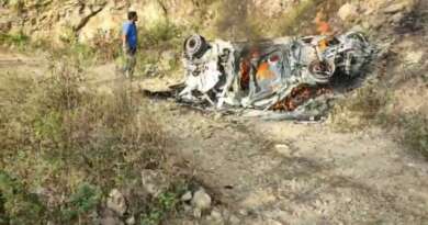 उत्तराखंड में भीषण सड़क हादसा : खाई में गिरी कार, पति-पत्नी और बेटे की मौत, कार भी जलकर हुई खाक