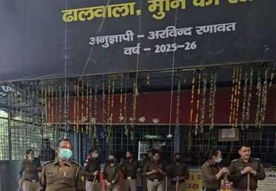 उत्तराखंड : तीर्थनगरी में शराब के ठेके की हिफाजत कर रही पुलिस, जानें क्या है विवाद की जड़