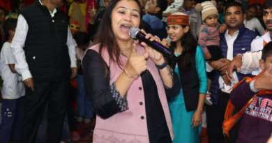 लोक गायक माया उपाध्याय के गीतों पर देर रात तक जमकर थिरके लोग