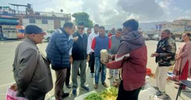 चम्पावत : डीएम ने किसान हाट में किसानों से की बातचीत, स्थानीय उत्पादों को बाजार से जोड़ने पर दिया जोर