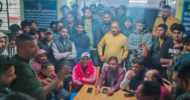 चम्पावत : समुदाय विशेष के छात्र ने छात्रा से की छेड़छाड़, बाजार में हुआ बवाल! हिंदूवादी संगठनों ने किया कोतवाली का घेराव… वीडियो देखें