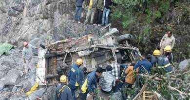 भीषण हादसाः गहरी खाई में गिरा वाहन, चालक की दर्दनाक मौत, शादी समारोह से लौट रहे थे