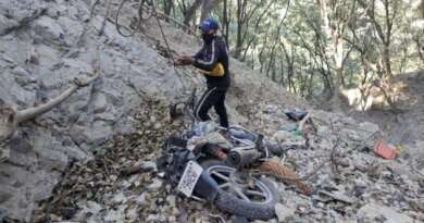 दर्दनाक सड़क हादसा : गहरी खाई में गिरी बाइक, पिता की मौत, बेटा गंभीर घायल