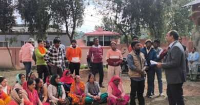 चम्पावत : ग्रोथ सेंटर के लोह शिल्पियों ने किया कलेक्ट्रेट में किया सांकेतिक प्रदर्शन