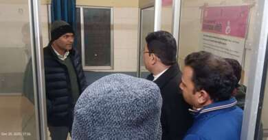 लोहाघाट : स्वास्थ्य सेवाओं की जमीनी हकीकत जानने उप जिला चिकित्सालय पहुंचे डीएम