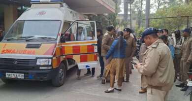 उत्तराखंड में पुलिस की गाड़ी पर अंधाधुंध फायरिंग, पेशी पर जा रहे मोस्ट वांटेड को लगी तीन गोलियां