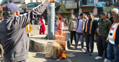 कांग्रेस कार्यकर्ताओं ने फूंका दुष्यंत गौतम का पुतला