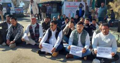 लोहाघाट में वन-वे व्यवस्था के खिलाफ विधायक अधिकारी ने दिया धरना