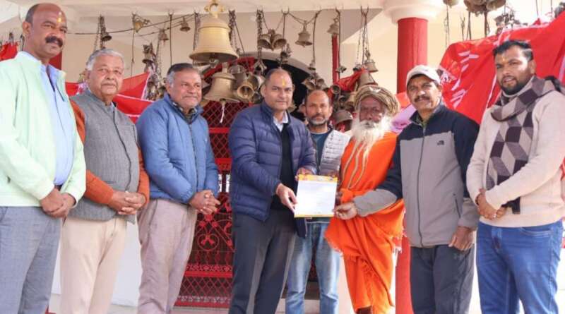 चम्पावत : जिलाधिकारी ने नागनाथ व हिंगला देवी मंदिर में भेंट की संस्कृति संवर्धन किट