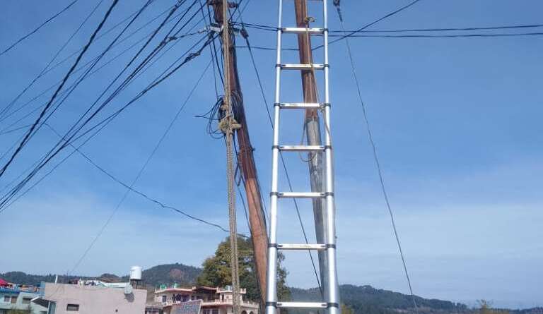 जनसुनवाई का असर: लोहाघाट में खतरनाक विद्युत पोल हटाने की कार्रवाई शुरू