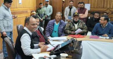 चम्पावत : जनता मिलन में जिलाधिकारी ने सुनीं 83 शिकायतें, जन-समस्याओं के त्वरित एवं समयबद्ध निस्तारण के दिए निर्देश