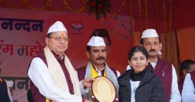 लोहाघाट में मुख्यमंत्री धामी ने कुसुम फर्त्याल को किया सम्मानित