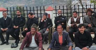 चम्पावत : डीजे व सीजेएम कोर्ट के खिलाफ धरने पर बैठे अधिवक्ता