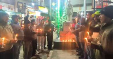 पुलवामा हमले के अमर शहीद जवानों को कैंडल जला कांग्रेस ने अर्पित की श्रद्धांजलि