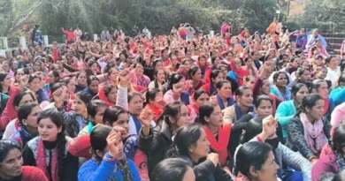 चम्पावत में आंगनबाड़ी कार्यकर्ताओं ने किया जोरदार प्रदर्शन, न्यूनतम मानदेय 25 हज़ार करने की मांग