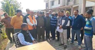 टनकपुर : रोडवेज बस स्टेशन के पास से सवारी ढो रहे हैं टैक्सी वाले