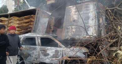 देहरादून में भीषण हादसा, बेकाबू ट्रक कार के ऊपर पलटा, दोनों में लगी भयंकर आग