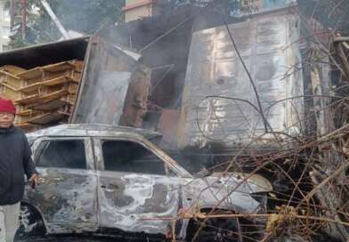 देहरादून में भीषण हादसा, बेकाबू ट्रक कार के ऊपर पलटा, दोनों में लगी भयंकर आग