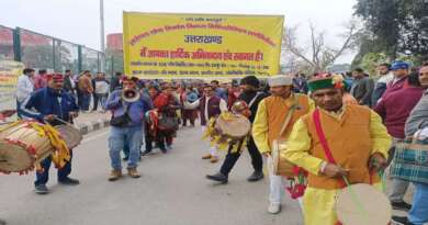 उत्तराखंड : ढोल दमाऊ के साथ लोनिवि कर्मियों ने किया सचिवालय कूच, पुलिस ने बैरिकेडिंग लगाकर रोका