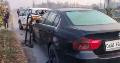 देहरादून: तेज रफ्तार BMW ने पुलिस अधिकारियों को मारी टक्कर, चेक पोस्ट पर बैरियर तोड़ा, दो घायल