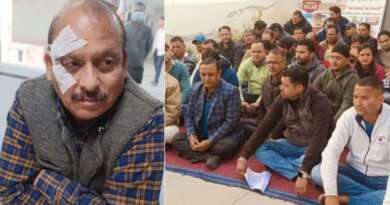 देहरादून : हेलीकॉप्टर से धरने में शामिल होने पहुंचीं महिला अफसर, विधायक के खिलाफ कार्रवाई की मांग मुखर