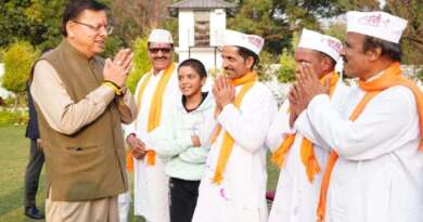 मुख्यमंत्री पुष्कर ​धामी ने चम्पावत से पहुंचे होल्यारों को दी होली की शुभकामनाएं