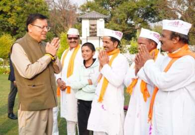 मुख्यमंत्री पुष्कर ​धामी ने चम्पावत से पहुंचे होल्यारों को दी होली की शुभकामनाएं