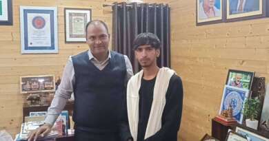 चम्पावत : जिलाधिकारी ने टनकपुर के कलाकार मोहम्मद कैफ को किया सम्मानित