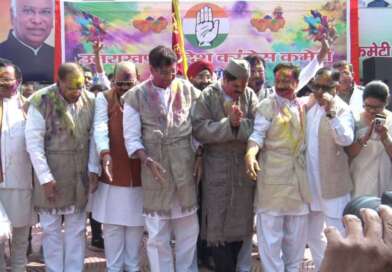 उत्तराखंड की खास पोशाक में नजर आए कांग्रेस के टॉप फाइव लीडर, होली मिलन में दिया ‘एकजुटता’ का संदेश