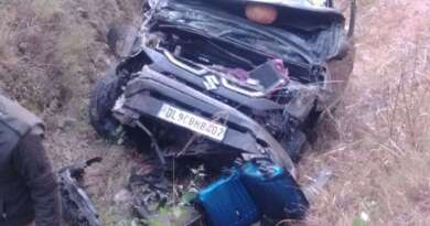 अल्मोड़ा : कार खाई में गिरी, डेढ़ साल के बच्चे समेत तीन की मौत, पांच लोग घायल