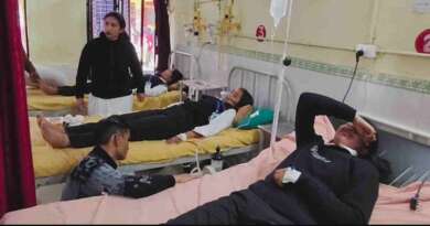 लोहाघाट : केमिकल की गंध की चपेट में आई शिक्षिका और तीन छात्राएं हायर सेंटर रेफर