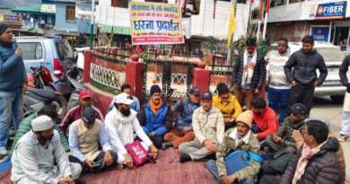 लोहाघाट में विधि संकाय खोले जाने की मांग को लेकर धरना प्रदर्शन जारी