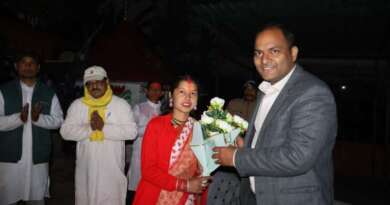 चम्पावत : डीएम ने ढकना बडोला में ग्रामीणों के साथ मनाई होली, जनसमस्याएं भी सुनीं